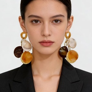 Boucles d'oreilles pendantes vintage en forme de coquillage, plaquées or, bijoux de mariage pour femmes, tons orange, marron, beige, boucles d'oreilles statement - Product Image 2