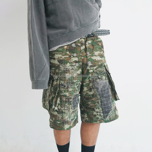 Pantalones Cortos Cargo de Camuflaje con Bolsillos Utilitarios, Diseño Desgastado y Rasgado, Estampado Completo, para Hombre, Diseño de Moda Personalizado, Jeans Anchos de Mezclilla - Product Image 1