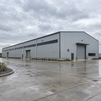 Entrepôt à grande portée en structure métallique, atelier métallique isolé thermiquement, bâtiment industriel de distribution résistant aux intempéries
