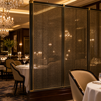 Panneau de verre décoratif translucide ultra-clair à motif damier noir et or, à faible teneur en fer, pour cloison de restaurant