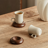 Zandlopervormige keramische theekop met ringvormig handvat, optionele houten onderzetter, 60ml Gongfu theekopje voor hotel, café en theeservies.