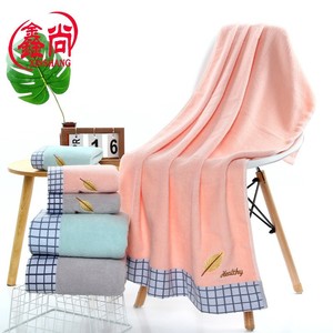 Toalla de baño Golden Leaf de algodón puro 70x140cm, a cuadros, bordada, para regalo, para uso doméstico y en supermercados - Product Image 1