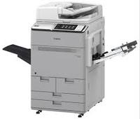 Impresora digital totalmente automática de alta tecnología HP conectada eléctricamente con salida de trabajo clara