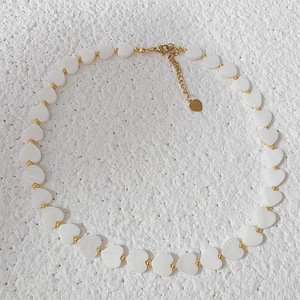 Collar de Concha Blanca Natural al por Mayor, Collar Corto de <span class=keywords><strong>Boda</strong></span> con Cuentas de Corazón Chapado en Oro de Acero Inoxidable para Mujer - Product Image 3