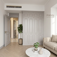 Armoire sur mesure à panneaux surélevés, niche décorative intégrée, mobilier en bois massif pour location à court terme
