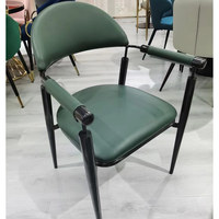Accoudoir doré Café Boutique Chaise de salle à manger en cuir PU Chaise d'hôtel d'extérieur en métal