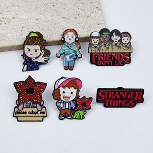 Badge Creativo per Merchandising Cinematografico e Televisivo con Testo 'FRIENDS DON'T LIE', Cartone Animato, Crisantemo, Mostro, Straniero - Product Image 2