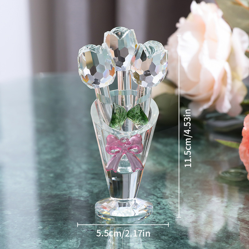 Trois petites roses transparentes dans un vase