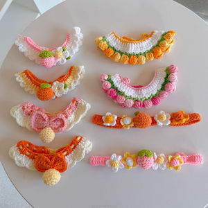 Venta al por mayor de lindos sombreros de ganchillo con flores para mascotas, perros y gatos, collares de flores de ganchillo hechos a mano, artesanía de punto. - Product Image 1