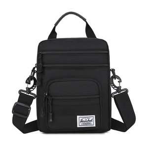 Sac à bandoulière multi-poches pour homme, en nylon imperméable, léger, avec sangle réglable, pour le sport - Product Image 1