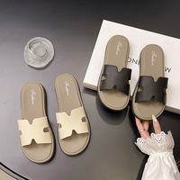 Sandales plates pour femmes, été 2025, nouvelles sandales de plage rétro haut de gamme à semelle souple