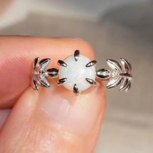 Anello F852 con Opale Floreale, Gioiello da Donna con Gemma Naturale, Montatura a Griffe, Anello di Fidanzamento Rotondo alla Moda - Product Image 4