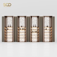 Meuble mural de bar intégré avec vitrine, panneau arrière en marbre blanc, étagère en verre, bande LED, colonne cannelée, personnalisable pour hôtel, OEM