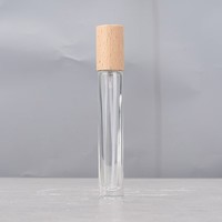 Flacons de parfum en verre de 10 ml, forme cylindrique carrée transparente, avec pompe pulvérisatrice en aluminium argenté et bouchon en bois de hêtre et de noyer, pour voyage.