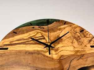 Horloge murale en résine élégante, décoration de maison élégante, durable, de haute qualité, chronométrage précis, parfaite pour le salon - Product Image 2