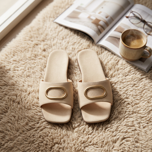 Sandales plates beiges à bout ouvert, faciles à enfiler, mode estivale, couleur unie, pour femmes, avec boucle dorée décorative, dessus en microfibre, semelle extérieure en PU - Product Image 3