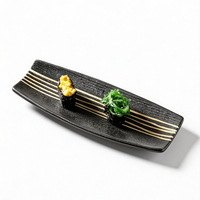 Assiette à sushi rectangulaire en céramique noire avec bande dorée et texture écaille de poisson pour restaurant japonais et usage domestique