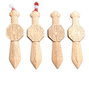 Pendentif épée en bois de pêche, ornement thématique sculpté, couleur bois naturel, décoration intérieure, cadeau unisexe - Product Image 5
