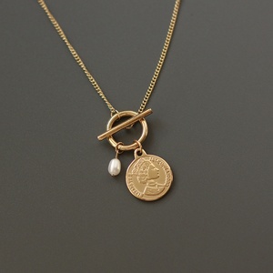 Collier de haute qualité en acier inoxydable avec fermoir OT, chaîne gourmette, perles et pendentif pièce d'or - Product Image 1