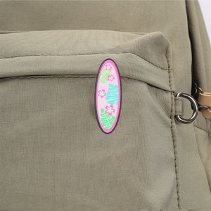 Broche en émail en forme <span class=keywords><strong>de</strong></span> <span class=keywords><strong>planche</strong></span> <span class=keywords><strong>de</strong></span> <span class=keywords><strong>surf</strong></span> à fleurs tropicales, pour la plage d'été, pour décorer un sac à dos - Product Image 4