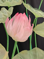 Composition florale géante en organza transparent, lotus rose en maille et feuilles vertes sur support pour vitrine d'exposition, style oriental