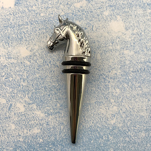 Verseur à vin et bouchon de bouteille en métal personnalisable avec joint sous vide, design mignon de tête de cheval, option de logo personnalisé pour Noël - Product Image 3