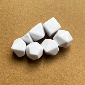 7 pezzi bianco puro DIY Set di dadi in acrilico cavo accessori di lusso quadrati per il <span class=keywords><strong>gioco</strong></span> degli scacchi per un Design personalizzato - Product Image 3