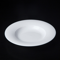 Assiette creuse en céramique blanche élégante à motif quadrillé rond à large bord Plat à soupe Assiette à dîner