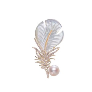 Nouvelles Broches Plumes de Luxe en Zircon Blanc Plaqué Or avec Perles et Diamants en Strass pour Femmes - Product Image 4