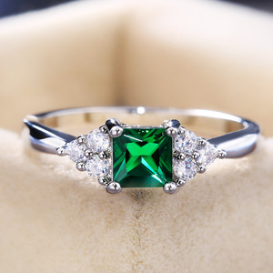 Anello di Moda in Pietra Verde, Design Minimalista ed Elegante, Gioiello da Donna per Uso Quotidiano, Anello Statement - Product Image 2