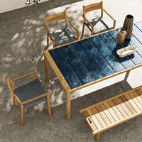 Ensemble de salle à manger d'extérieur en bois naturel moderne, meubles de jardin de luxe, table et fauteuils en teck avec coussins de siège texturés
