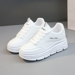 Chaussures de skate blanches à semelle épaisse ondulée pour femmes, baskets rehaussantes discrètes en cuir imperméable, idéales pour la marche quotidienne et décontractée. - Product Image 6