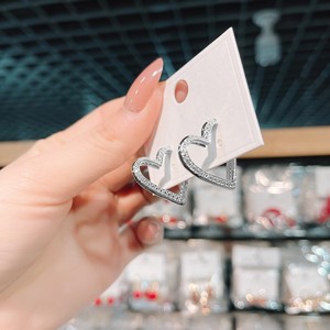Orecchini a Cerchio con Cuore Audace per Donne, Gioielli Chic e di Tendenza - Product Image 3