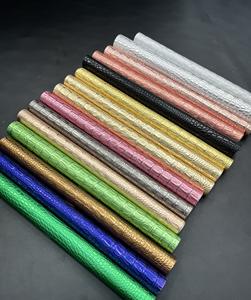 生动的鳄鱼纹压花皮革织物床单: 引人注目，耐用的材料，用于时尚和配饰设计 - Product Image 6