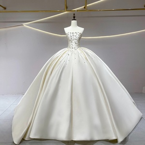 Vestido de Novia Moderno Minimalista JFH17 con Cola de Capilla, Apliques de Encaje Floral y Espalda con Cordones de Cristal - Product Image 1