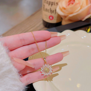 Collier pendentif chaîne de pull en acier inoxydable de luxe léger avec motif tournesol vintage, bijoux de mode pour femmes - Product Image 4