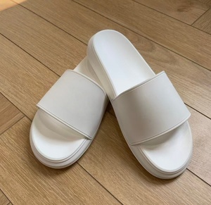 Pantuflas McQueenes de verano para mujer, estilo casual para el hogar, suaves y cómodas. Disponible en varios colores - Product Image 3