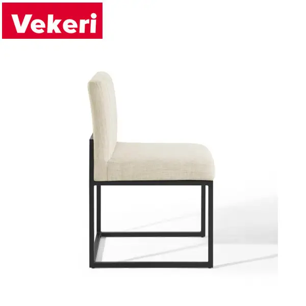 Гладкий и современный белый удобный обеденный стул с матовой черной основой из нержавеющей стали