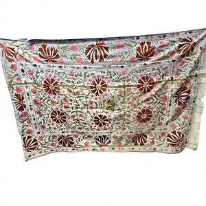 Colcha Floral Suzani Kantha Bordada a Mano, Cubre Sofá Tradicional Indio, 100% Algodón No Tejido, Transpirable, Peso Medio - Product Image 1