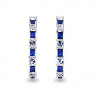 Orecchini a Cerchio in Oro Bianco E1771 con Diamanti Taglio Principessa e Zaffiri Blu, Montatura a Griffe, Classici da Donna per Uso Quotidiano - Product Image 1