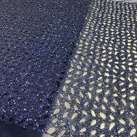 Tissu en dentelle ajourée de luxe avec des détails élégants, idéal pour les robes de mariée, les saris, les lehengas et les tenues de créateurs