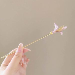 Pasador de Pelo Lirio Morado, Horquilla Floral, Pinza de Pelo Elegante con Flor, Adorno Minimalista para el Cabello de Novia, Joyería para el Pelo de Mujer - Product Image 1