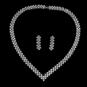 Conjunto de Aretes y Collar Roman <span class=keywords><strong>II</strong></span> con Circones Plateados - Joyería Elegante para Mujer, Ideal para Regalo y Fiestas, Exhibición de Lujo - Product Image 1