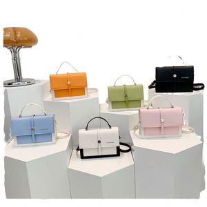 Bolsa femenina resistente en piel sintética con costuras reforzadas, estampado animal, estilo bohemio, correa de hombro con cierre de cremallera ideal. - Product Image 1