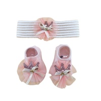 Diadema de encaje con diseño de flor y protector de fontanela, conjunto adorable de gorro y calcetines a juego para bebé