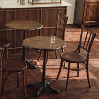 Ensemble de meubles modernes pour restaurant, pieds en fer noir, surface en bois avec table et chaises au design classique