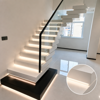 Escalier flottant empilé sur mesure avec structure en bois et marches en bois massif pour les intérieurs de villas haut de gamme