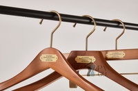 Cintre en bois massif antidérapant à épaules crantées pour costumes, robes, chemises – Présentoir de magasin de détail OEM