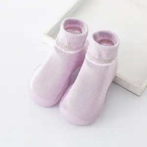 Kaliteli yeni tasarım sevimli nefes bebek tulumları ayakkabı yenidoğan bebek yürüyüş çorap ayakkabı