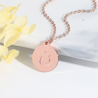 Collier personnalisé avec pendentif en forme de disque avec initiale arabe miniature, calligraphie, alphabet gravé, amour, plaqué or, bijoux, cadeau islamique pour l'Aïd, sans rouille